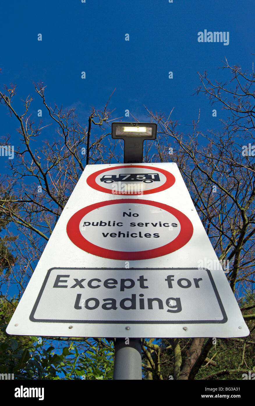 La circulation routière les signaux indiquant la contrainte de poids et pas d'accès pour les véhicules de service public sauf pour le chargement Banque D'Images