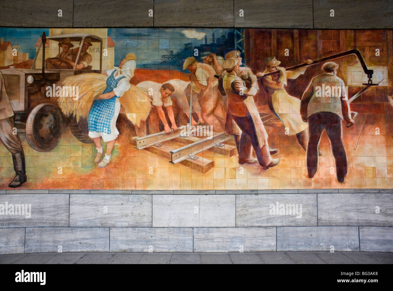 Berlin 2009 travailleurs murale le socialisme soviétique socialiste de masse de la paix de l'industrie des finances Ministère de l'air 1989 Allemagne DDR positive unifiée Banque D'Images