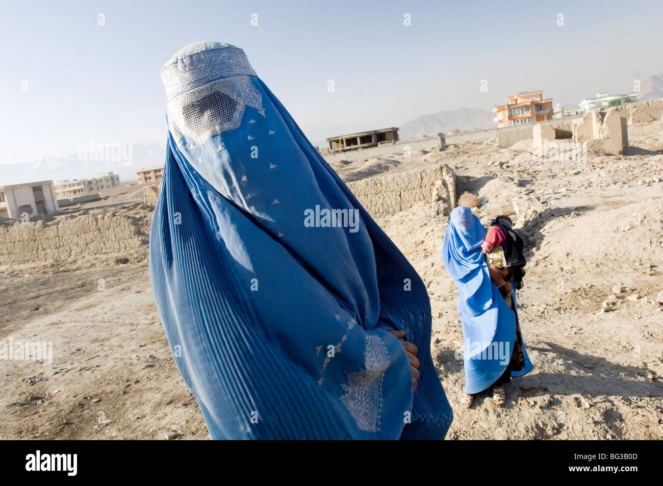 Femmes en tenue afghane à Kaboul, burqas contre l'Afghanistan. Banque D'Images