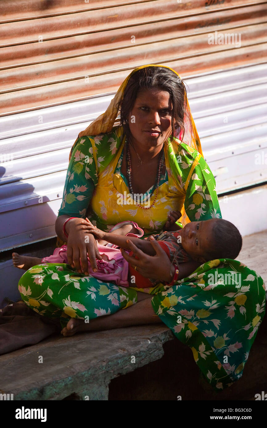 La mendicité femme et bébé dans Pushkar Inde Banque D'Images
