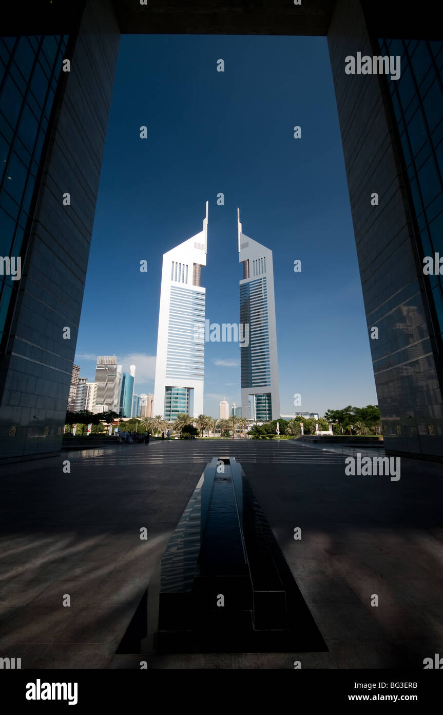 Jumeirah Emirates Towers à Dubaï vu de la porte dans le DIFC Banque D'Images