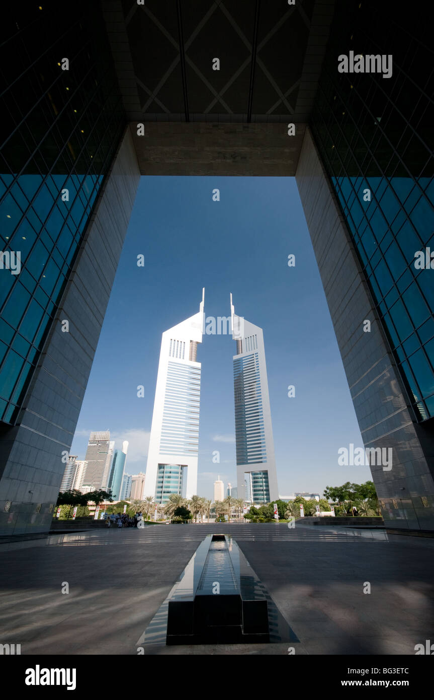 Jumeirah Emirates Towers à Dubaï vu de la porte dans le DIFC Banque D'Images
