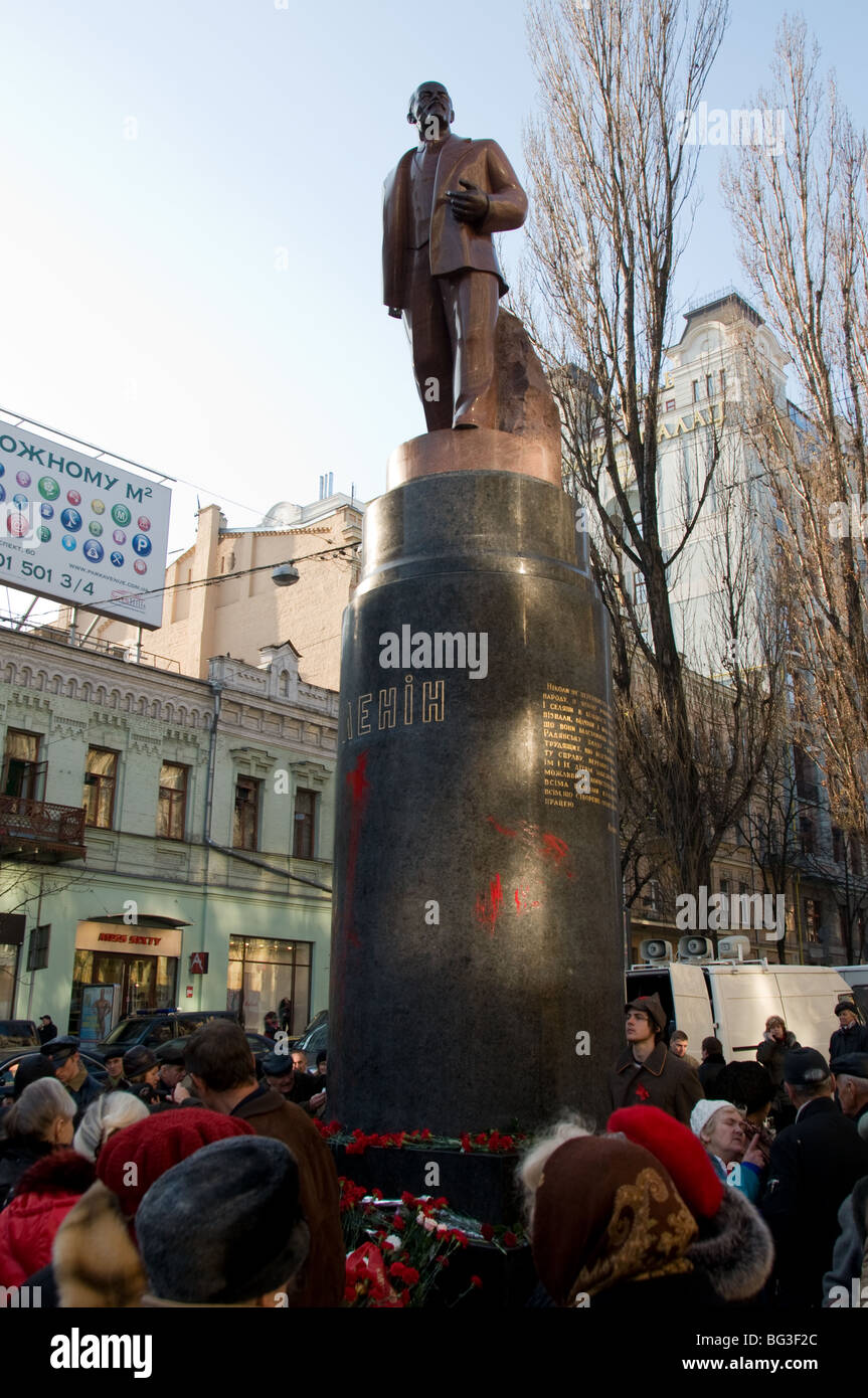 Statue de Lénine à Kiev après les protestations anti-communiste Banque D'Images