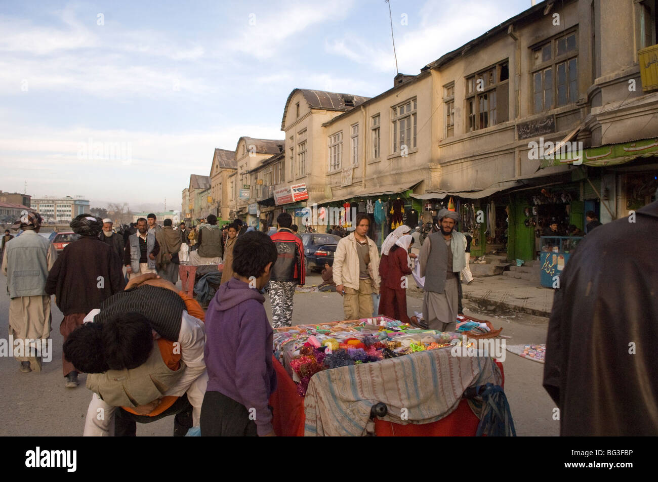 Street, près de la rivière Kaboul, la ville de Kaboul, en Afghanistan. Banque D'Images