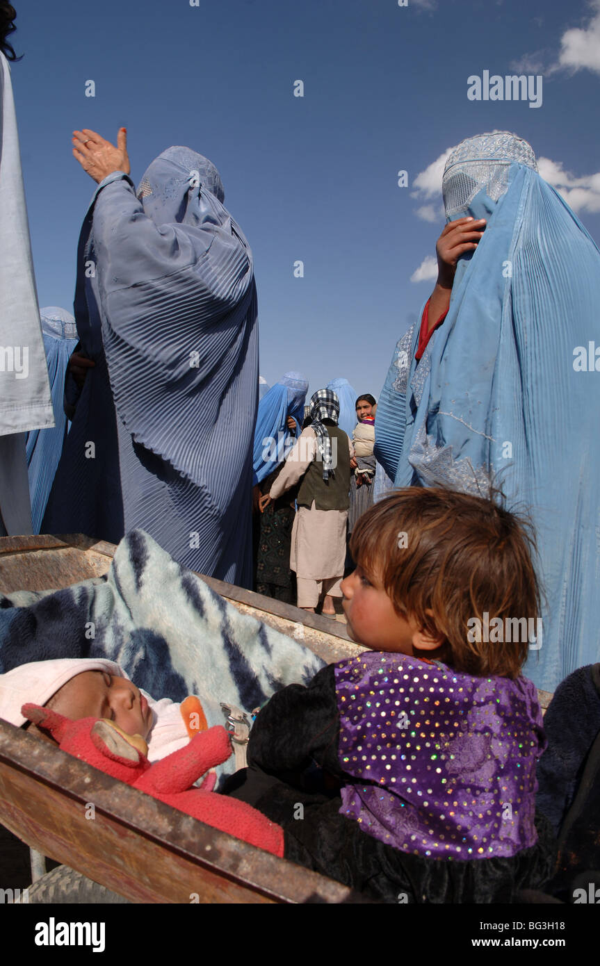 Les Afghans à attendre la distribution de secours à Bagram, en Afghanistan. Banque D'Images
