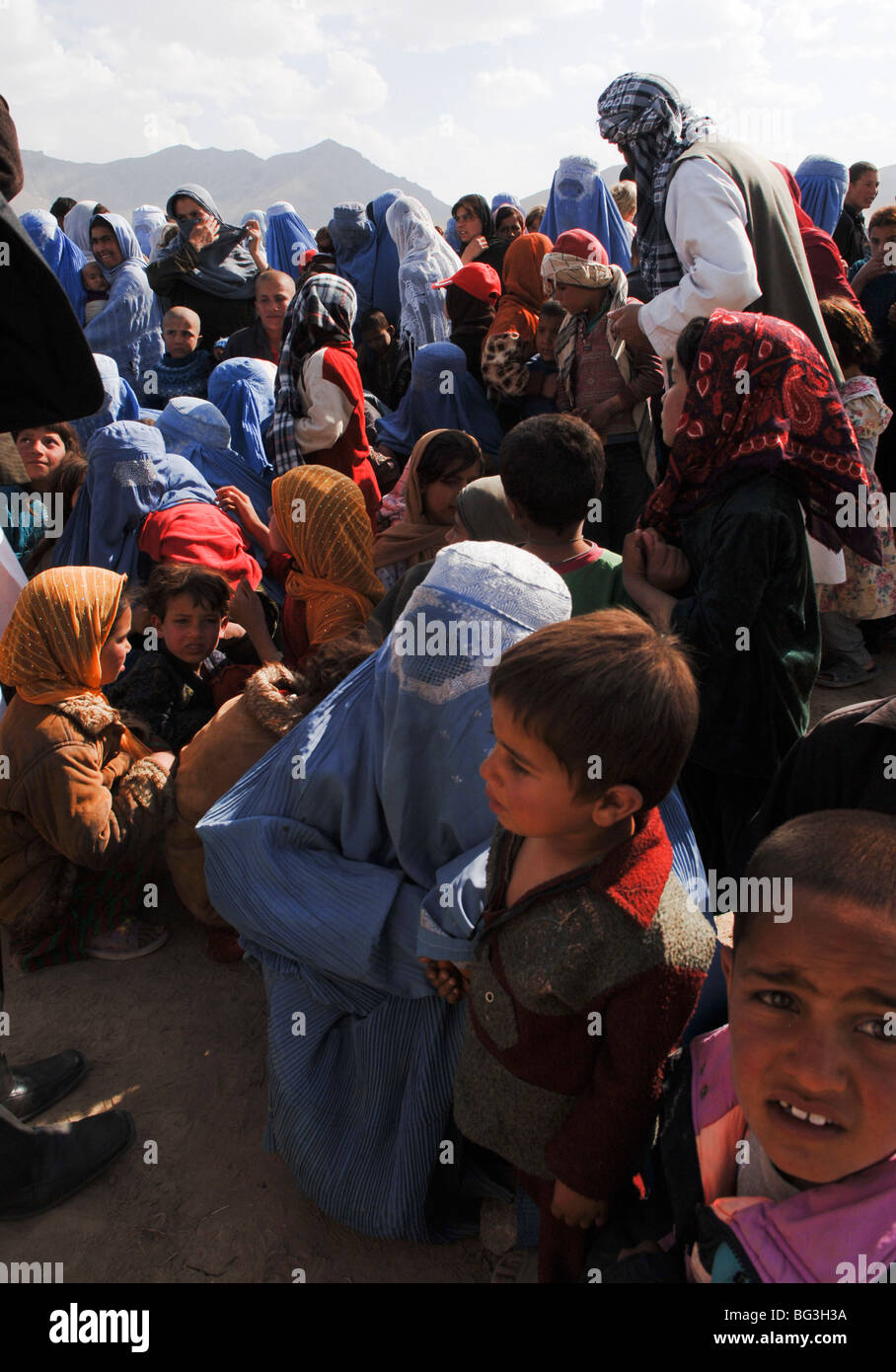 Les Afghans à attendre la distribution de secours à Bagram, en Afghanistan. Banque D'Images