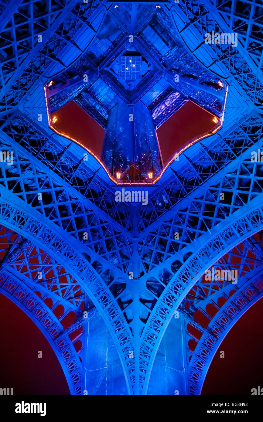 Dessous de la Tour Eiffel illuminée la nuit avec Présidence Euro couleurs. Banque D'Images