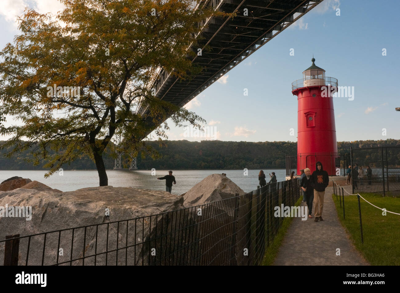 New York, NY - 11 octobre 2009 Le petit phare rouge dans la région de Fort Washington Park ©Stacy Walsh Rosenstock/Alamy Banque D'Images
