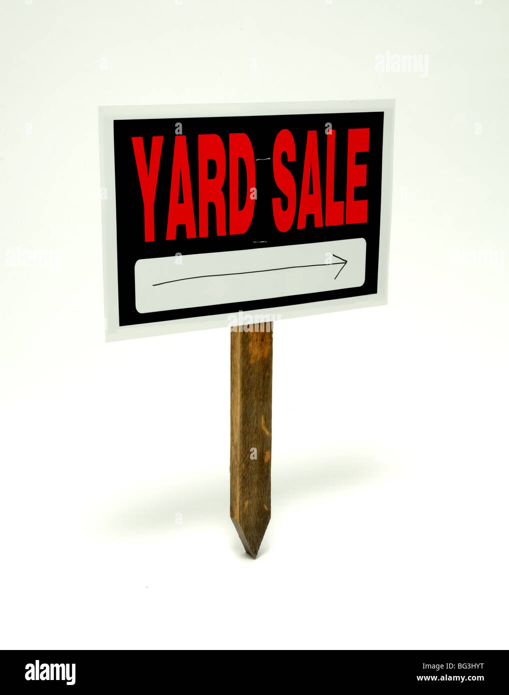 Yard Sale signe avec une flèche sur un poste en bois Banque D'Images