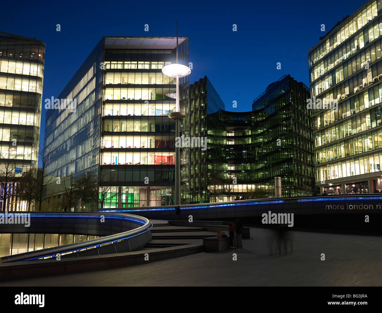 Les blocs de bureau la nuit près de l'édifice de l'Assemblée de Londres sur la rive sud de la Tamise, Londres, Angleterre. Banque D'Images