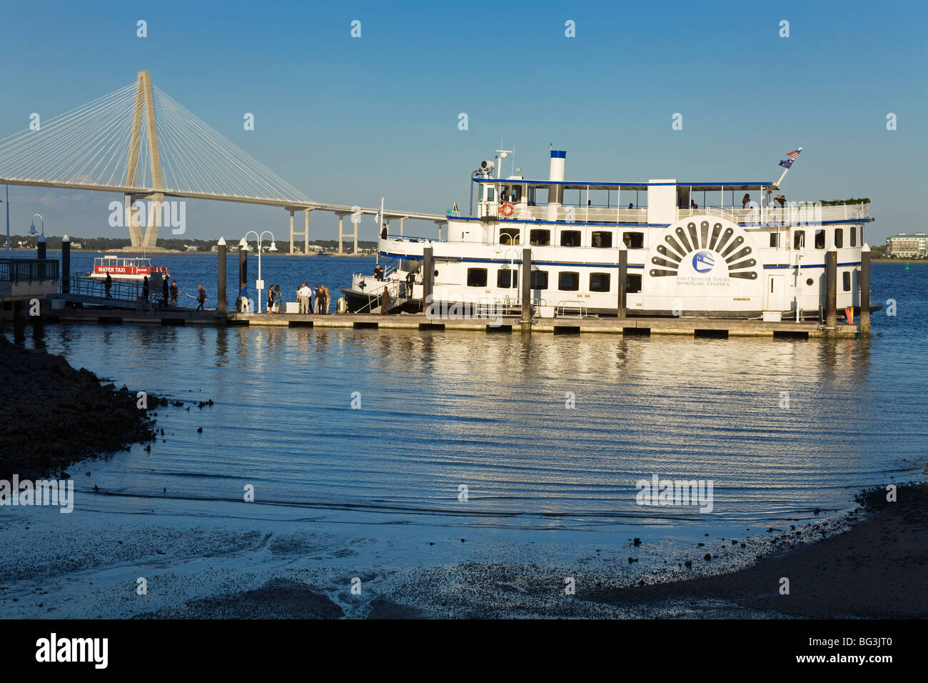 Excursion en bateau et pont Arthur Ravenel Jr., Liberty Square, Charleston, Caroline du Sud, États-Unis d'Amérique, Amérique du Nord Banque D'Images