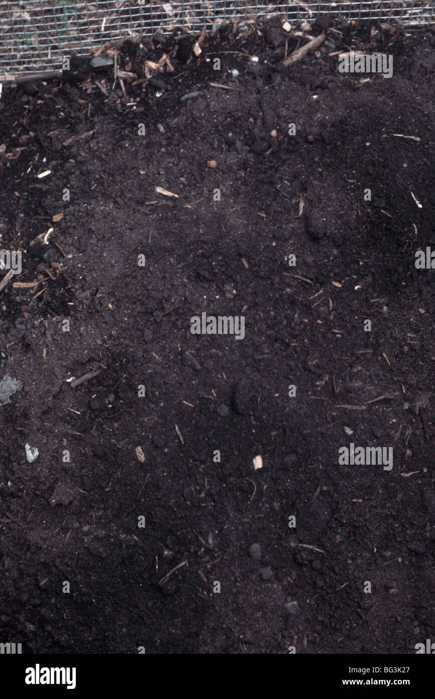 L'étape 3 du bac à compost compostage terminé 3 prêt à l'emploi biologique - voir l'étape 1 et 2 pour la série d'étape par étape de décomposition Banque D'Images