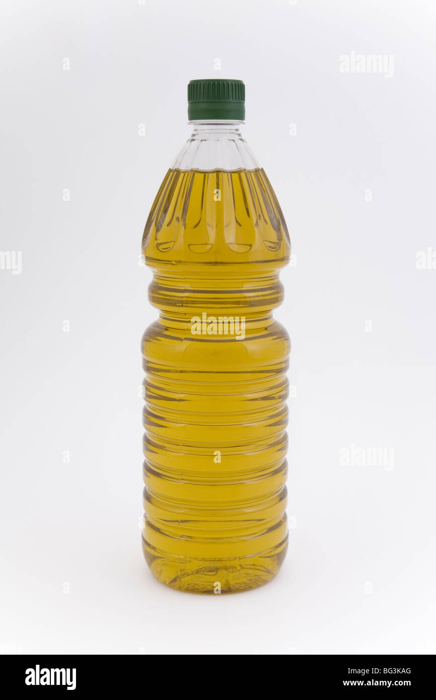 Une bouteille en plastique contenant de l'huile d'olive sur fond blanc 1,5 litres à liquide nourriture nutrition alimentation cuisine consomment de la Méditerranée Banque D'Images
