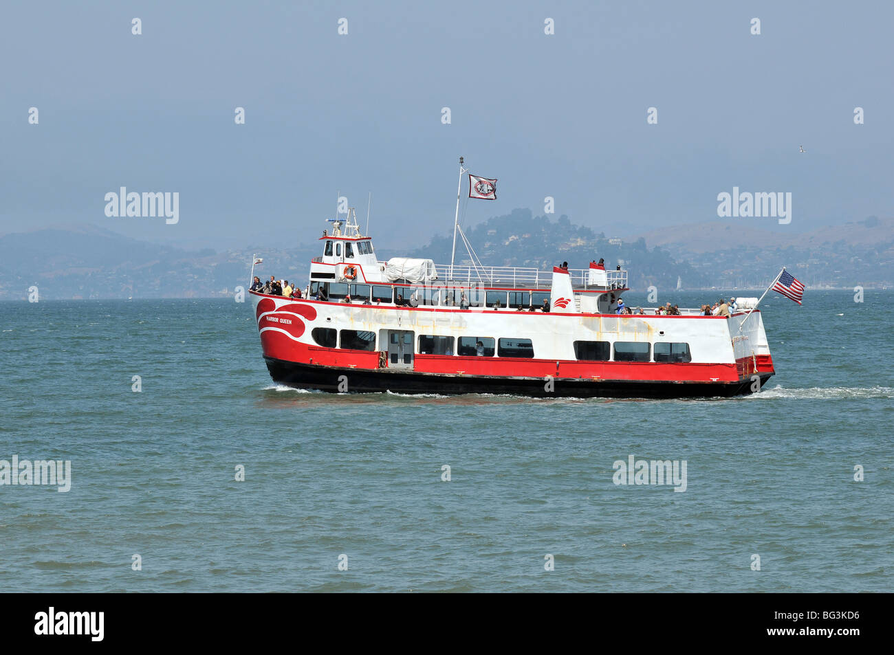 Le port 'Queen' de la ligne rouge et blanc en prenant les touristes en voyage autour de la baie de San Francisco - Belvedere Tiburon et derrière Banque D'Images