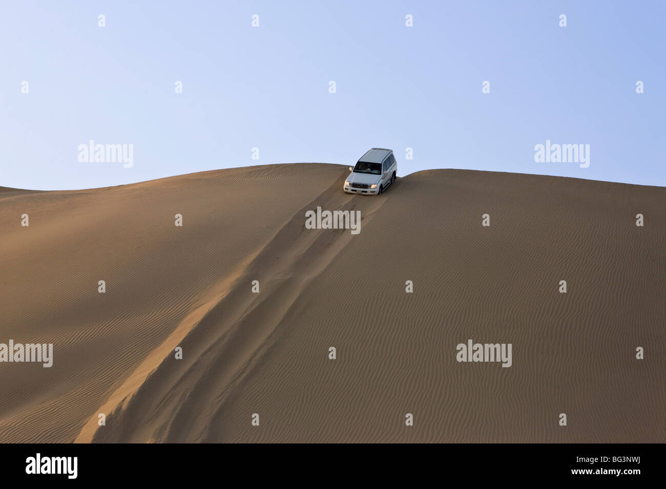 4x4 voiture sur safari dans le désert près d'Abu Dhabi, Émirats arabes unis, Moyen Orient Banque D'Images