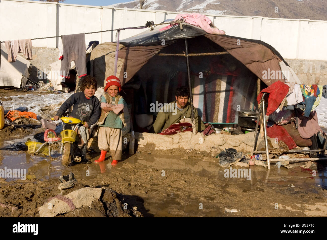 Les pauvres enfants afghans dans leur accueil de tentes dans la ville de Kaboul, en Afghanistan, en 2008. Banque D'Images