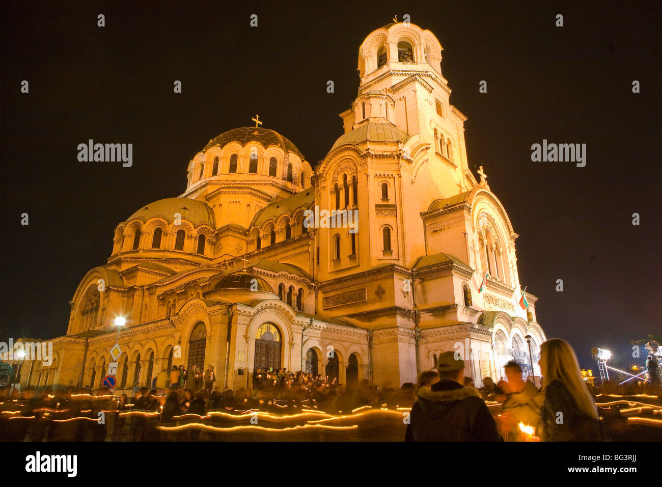 Les gens avec des bougies autour l'église pendant des fêtes de Pâques, Aleksander Nevski église, Sofia, Bulgarie, Europe Banque D'Images