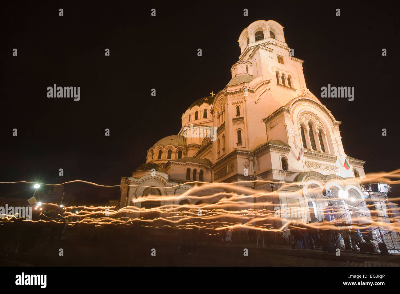 Les gens avec des bougies autour l'église pendant des fêtes de Pâques, Aleksander Nevski église, Sofia, Bulgarie, Europe Banque D'Images