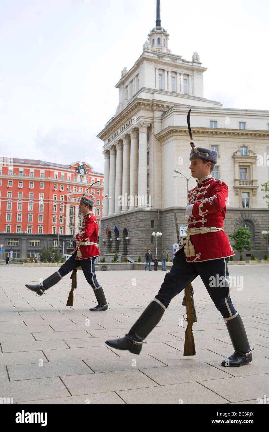 Changement de la garde à Présidents Bâtiment avec la partie chambre à l'arrière-plan, Sofia, Bulgarie, Europe Banque D'Images