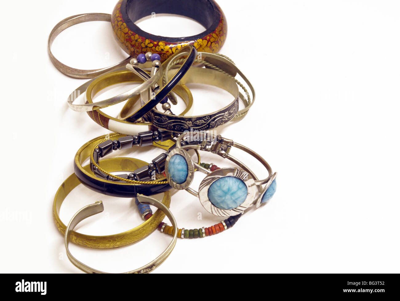 Une sélection de bracelets bon marché et bracelets sur un fond blanc. Banque D'Images