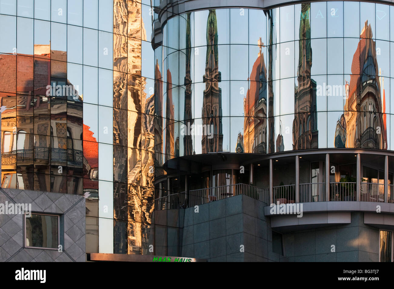 Stephansplatz, Spiegelung im Haashaus, Wien, Österreich | Saint Stephen's Square, réflexions à la Chambre, Vienne, Autriche Banque D'Images