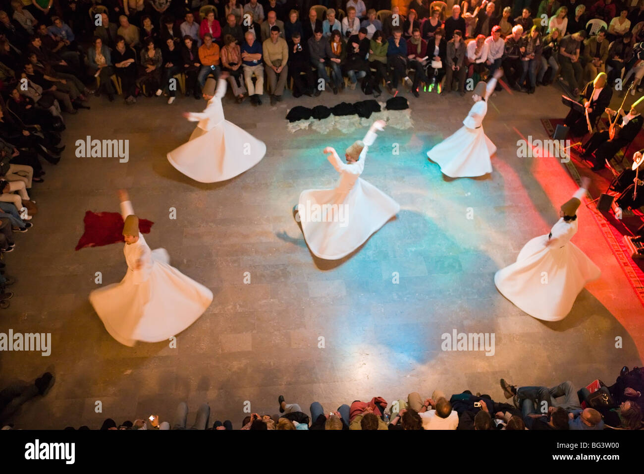 Les Derviches tourneurs (Mevlevi,) l'exécution de la danse soufie, Istanbul, Turquie, Europe Banque D'Images