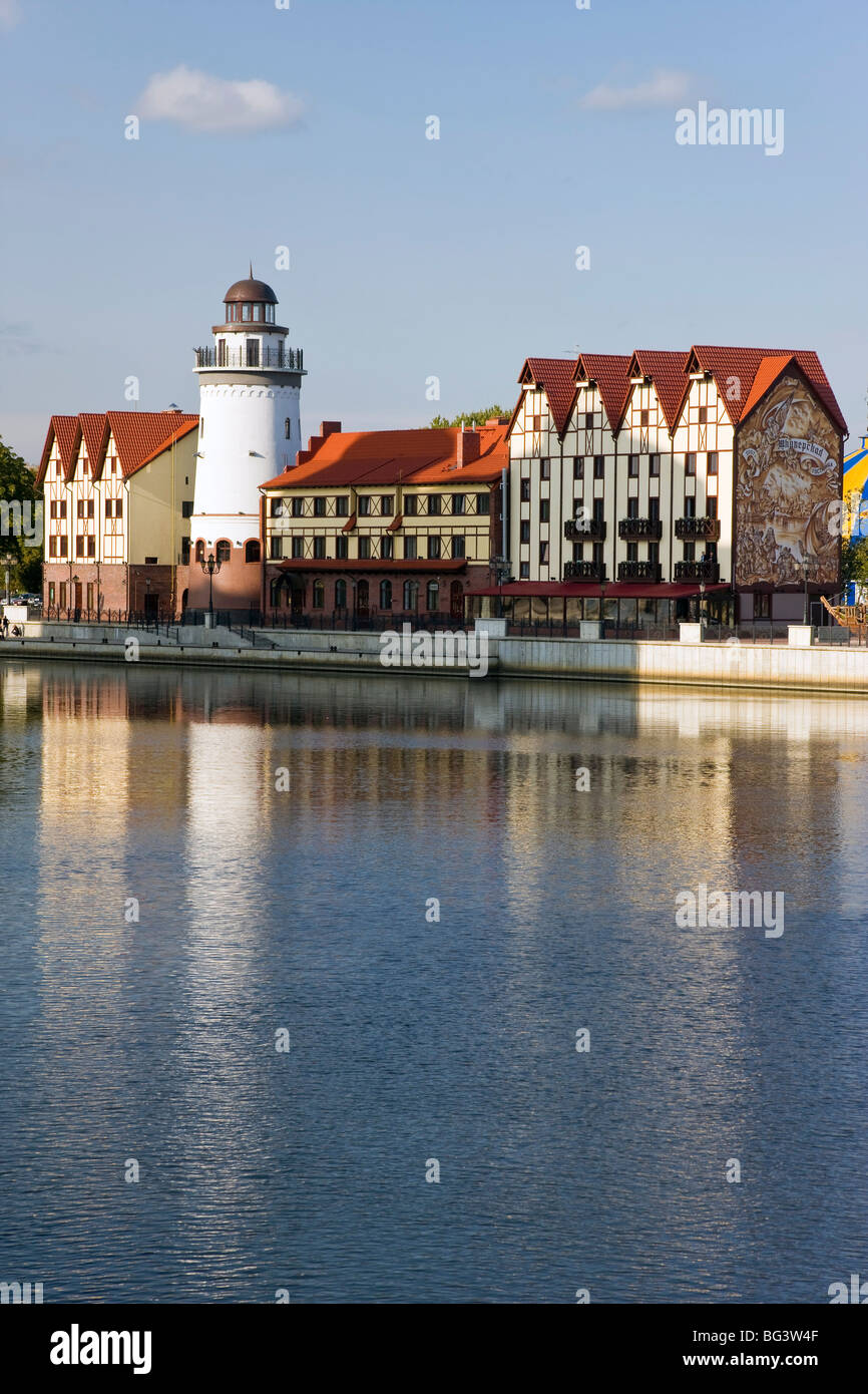 Village de poissons, des logements modernes, l'hôtel et restaurant le long du fleuve Pregolia, Kaliningrad (Königsberg), Russie Banque D'Images