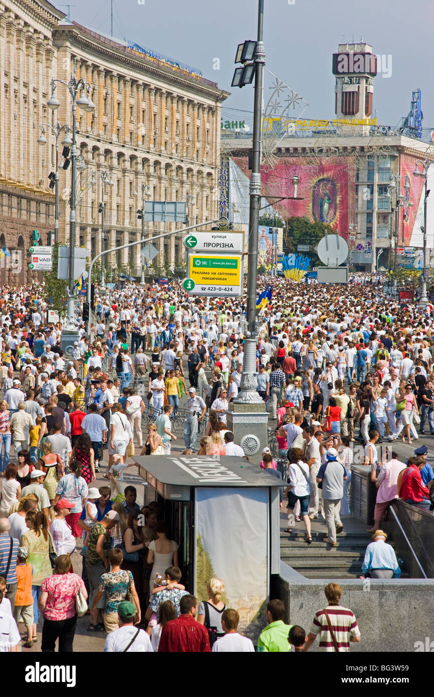 Le jour de l'indépendance, annuel personnes marchant le long de la rue Khreshchatyk, Kiev, Ukraine, l'Europe Banque D'Images