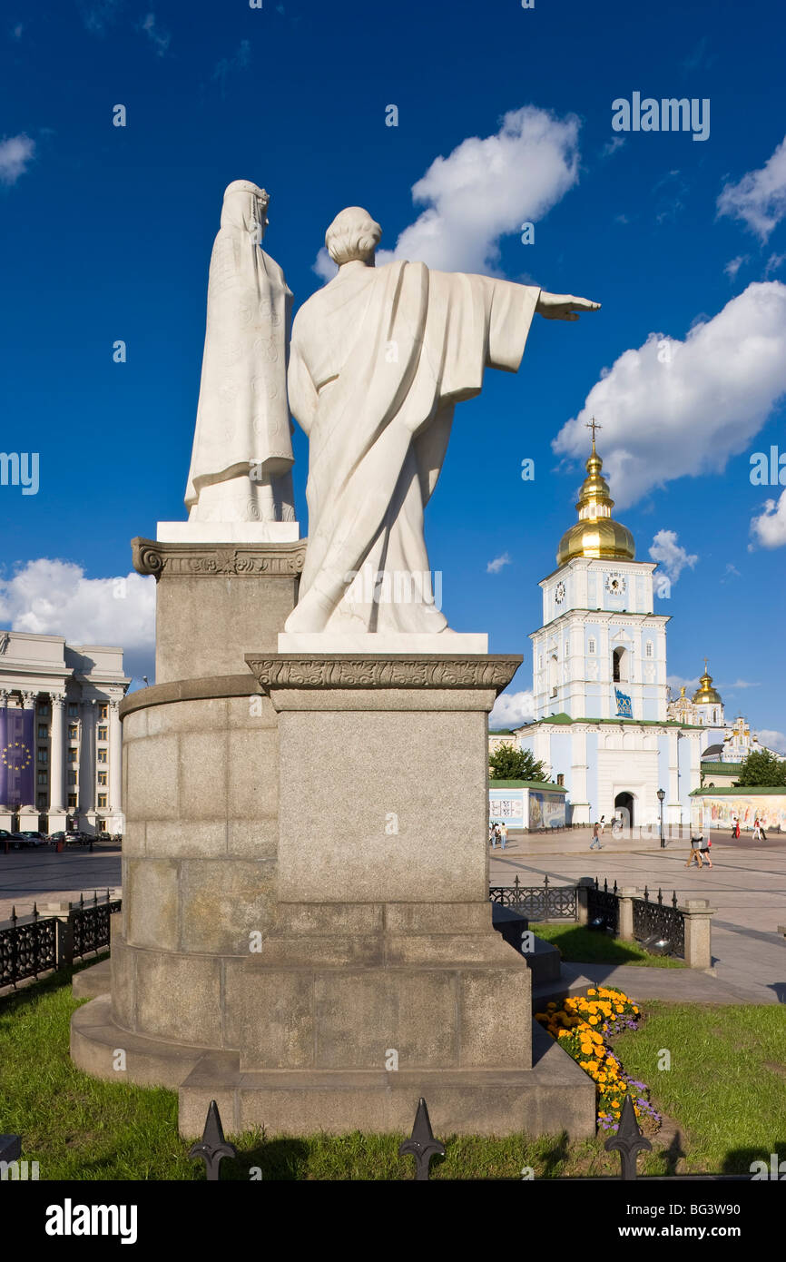 Monument de la princesse Olha (Olga) à Mykhaylivska Square en face du