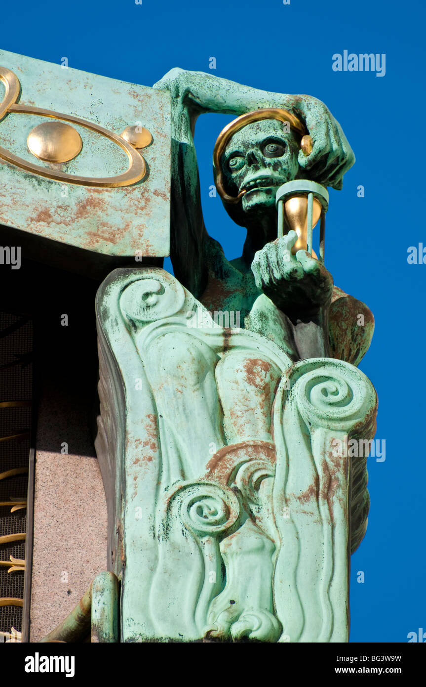 Détail Tod mit Sanduhr, Ankeruhr, Jugendstil, Wien, Österreich | symbole de mort, de l'horloge Anker, art nouveau, Vienne, Autriche Banque D'Images