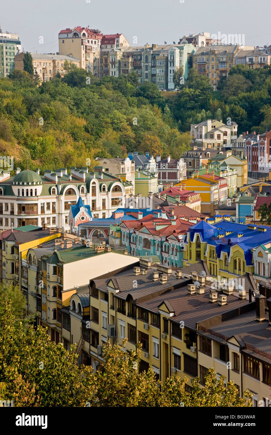 Vue sur des bâtiments colorés avec des toits multicolores dans une nouvelle zone résidentielle de Kiev, Ukraine, l'Europe Banque D'Images