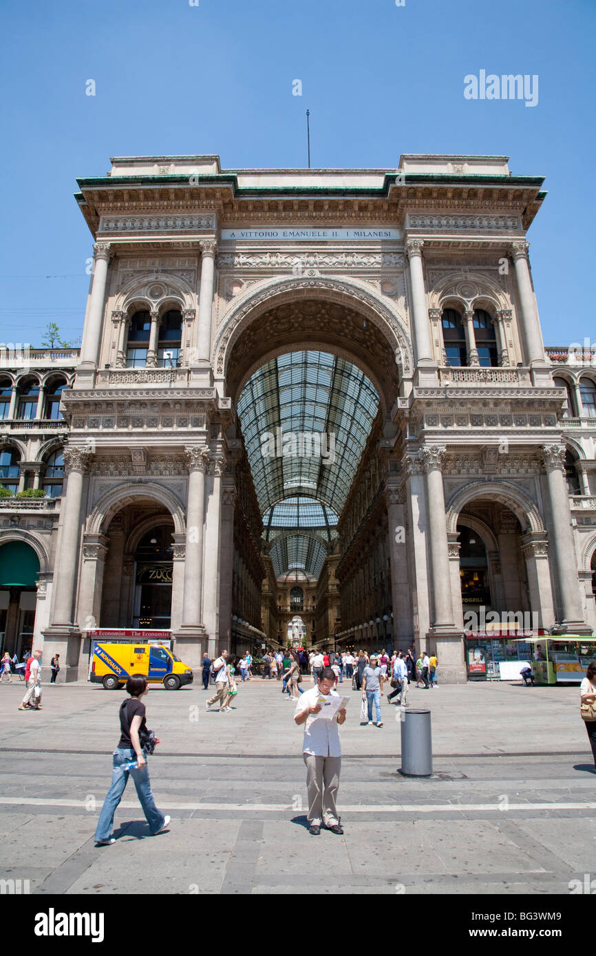 Entrée de la galerie Vittorio Emanuele II arcade couverte de verre de la place Piazza Duomo, Milan, Italie Banque D'Images