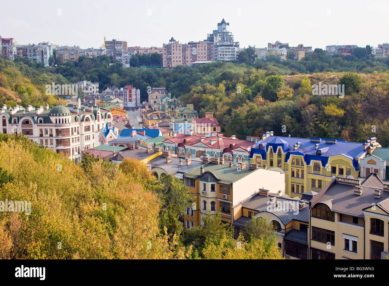 Vue sur des bâtiments colorés avec des toits multicolores dans une nouvelle zone résidentielle de Kiev, Ukraine, l'Europe Banque D'Images