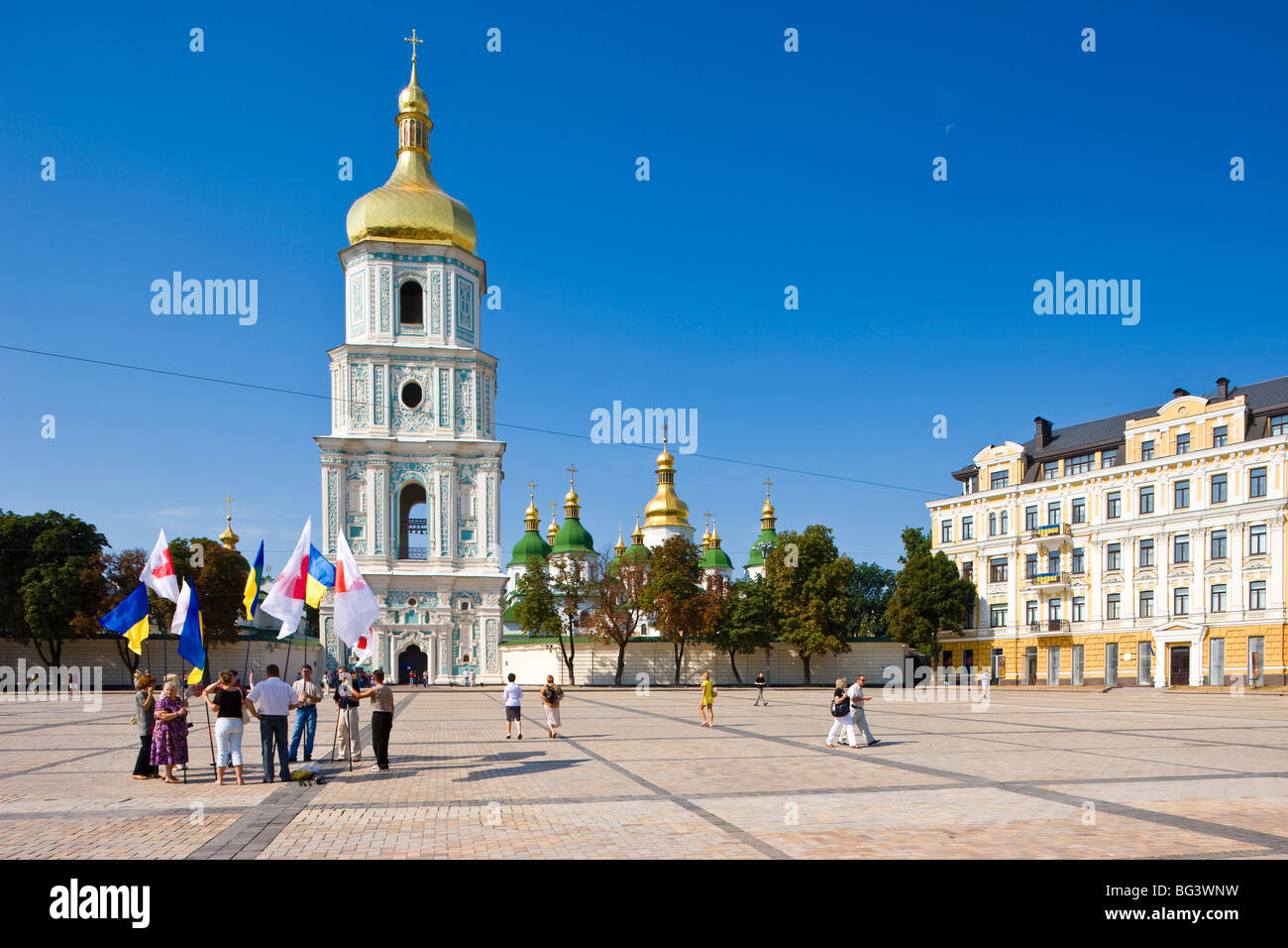 Date de l'indépendance, l'Ukrainien drapeaux nationaux sur la place devant la cathédrale Sainte-Sophie, UNESCO World Heritage Site, Kiev, Ukraine Banque D'Images