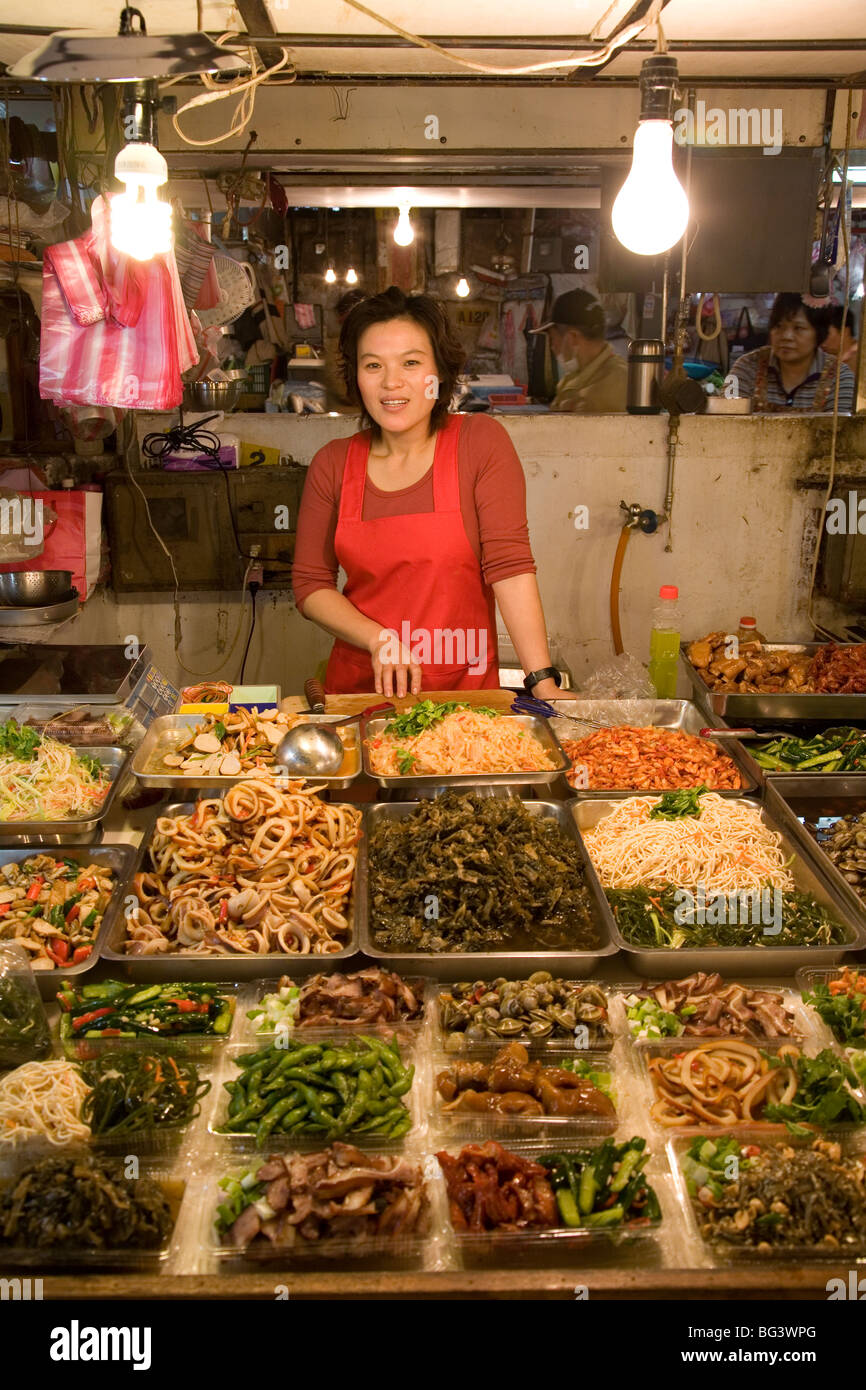 Femme vendant divers produits alimentaires au marché local dans la ville de Taipei, Taiwan, République de Chine Banque D'Images