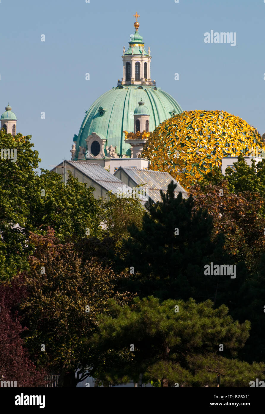 La Sécession und der Kuppeln Karlskirche, Wien, Österreich | dômes de la sécession et de l'Eglise Charles, Vienne, Autriche Banque D'Images
