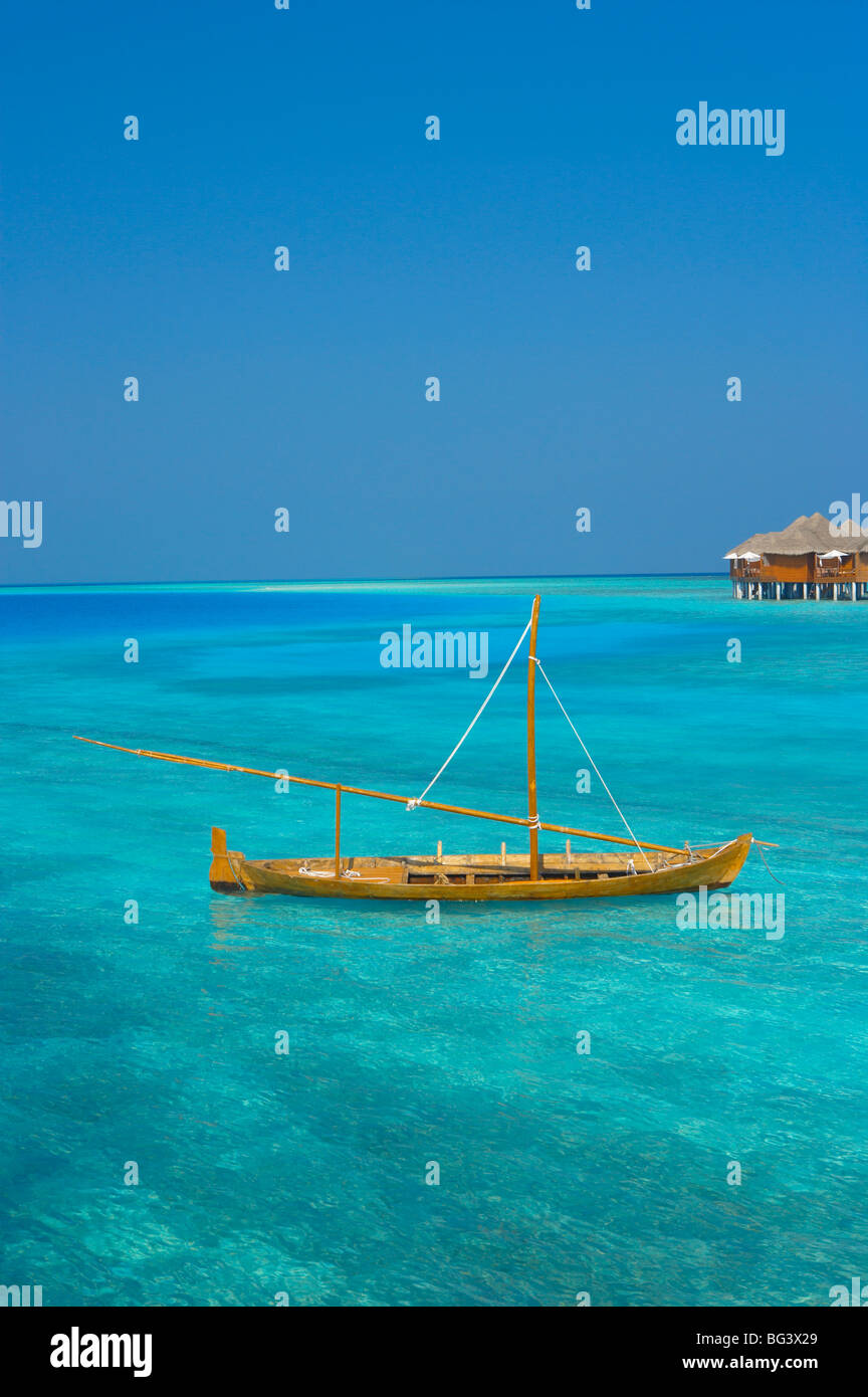Taditional dhoni et water villas, Maldives, océan Indien, Asie Banque D'Images