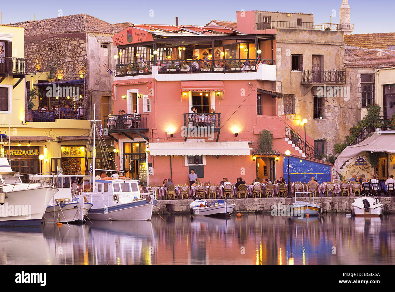 Vieux port de Rethymnon et restaurants, Crète, îles grecques, Grèce, Europe Banque D'Images