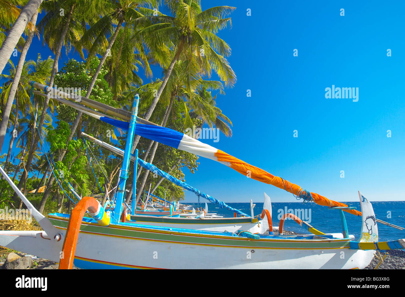 Bateaux de pêche traditionnel indonésien à la plage, côte nord, Bali, Indonésie, Asie du Sud, Asie Banque D'Images