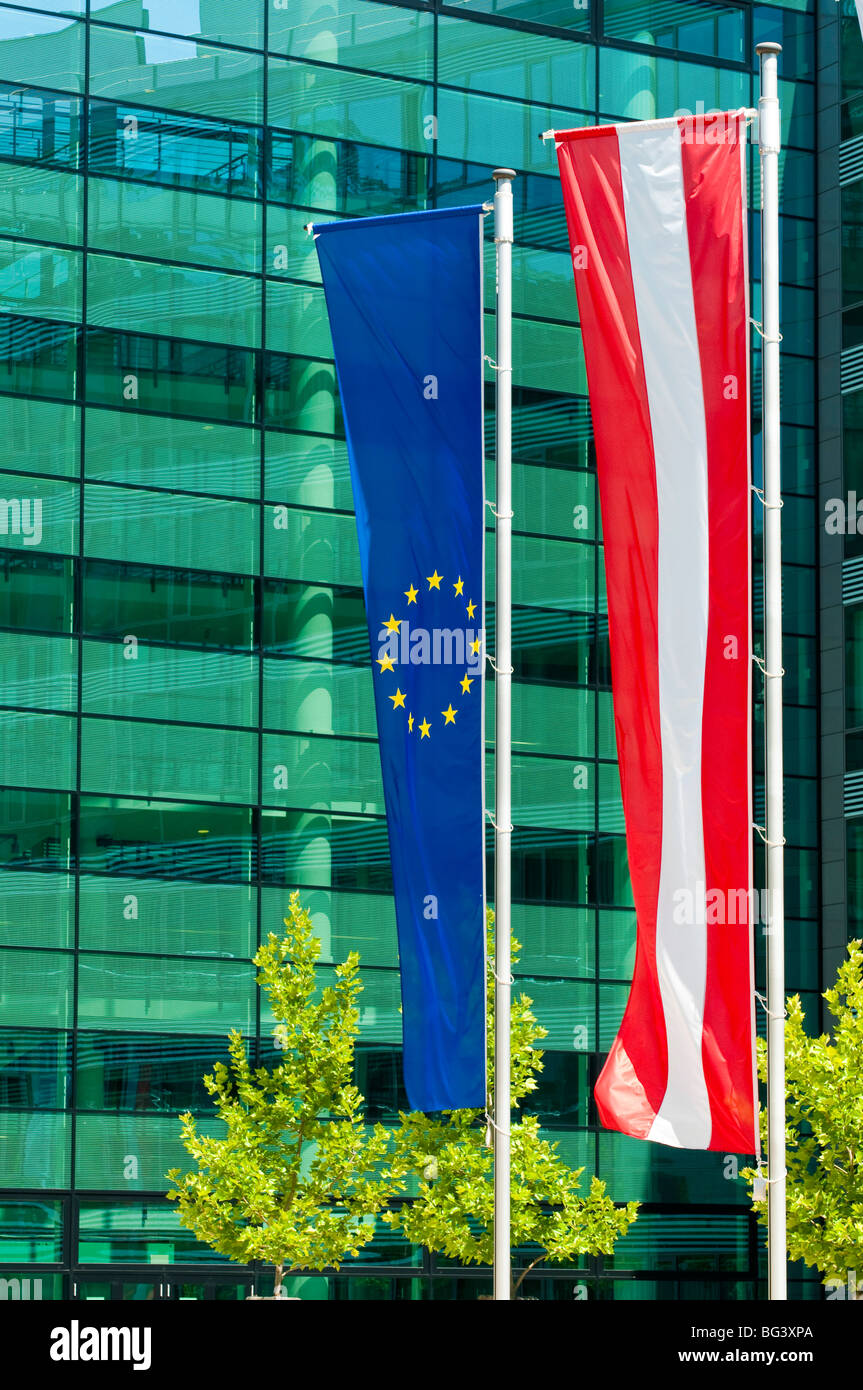 Österreichische und europäische Flagge, Wien, Österreich | Autrichienne et pavillon européen, Vienne, Autriche Banque D'Images