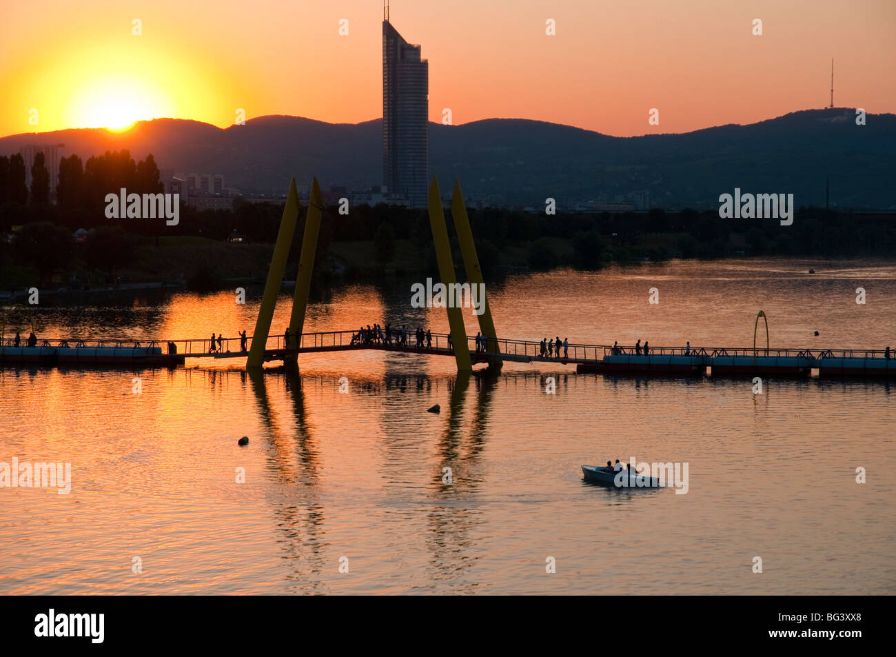 Donau bei Sonnenuntergang, Donauinsel, Wien, Österreich | Danube au coucher du soleil, Vienne, Autriche Banque D'Images