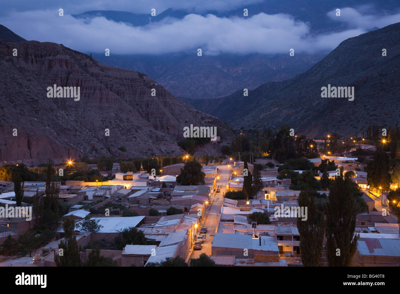 Argentine, Province de Jujuy, Quebrada de Humamuaca canyon, Purmamarca, vue sur la ville depuis la colline de sept couleurs, soir Banque D'Images