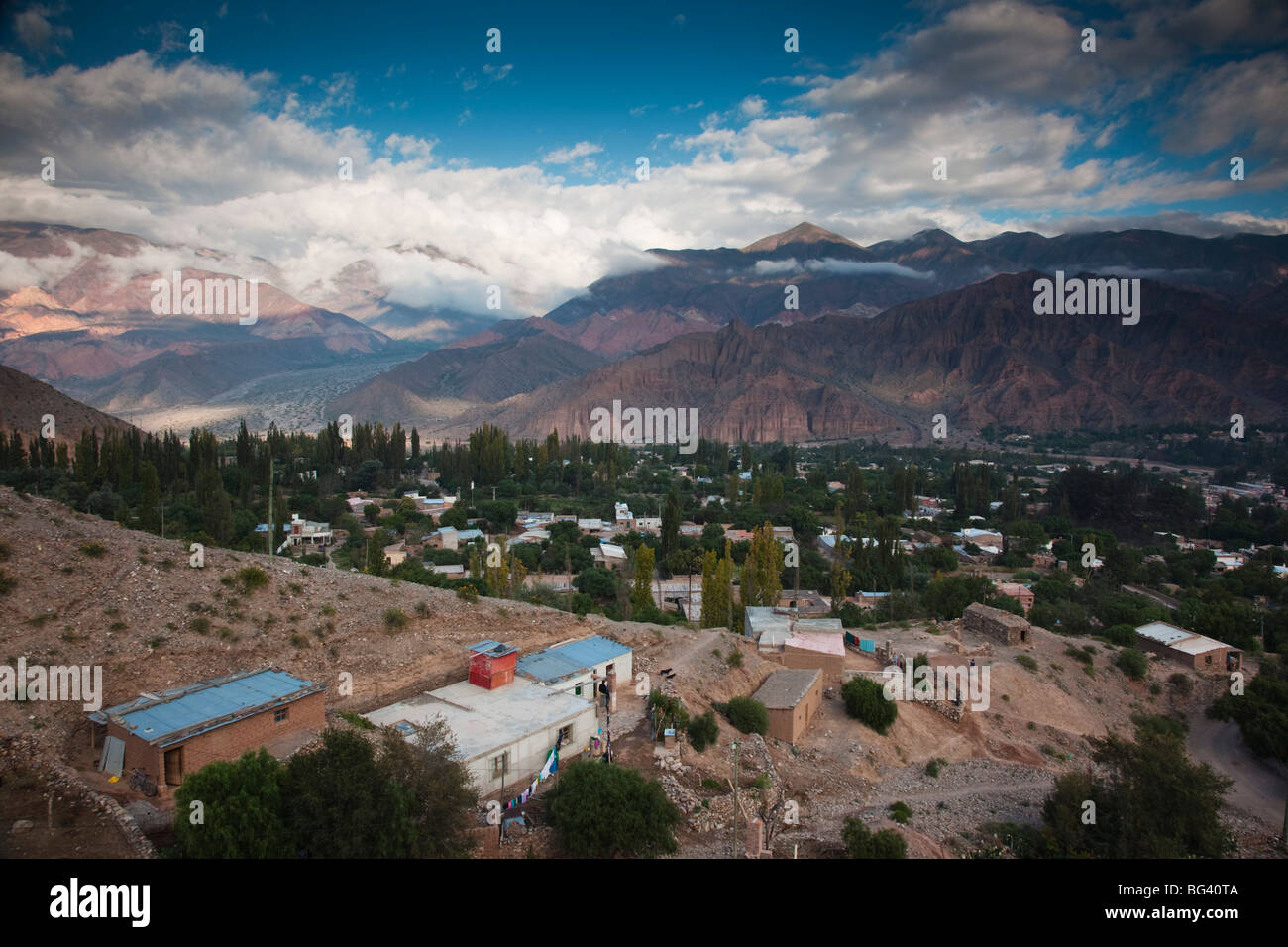 Argentine, Province de Jujuy, Quebrada de Humamuaca canyon, Tilcara, matin, brume sur hill town Banque D'Images