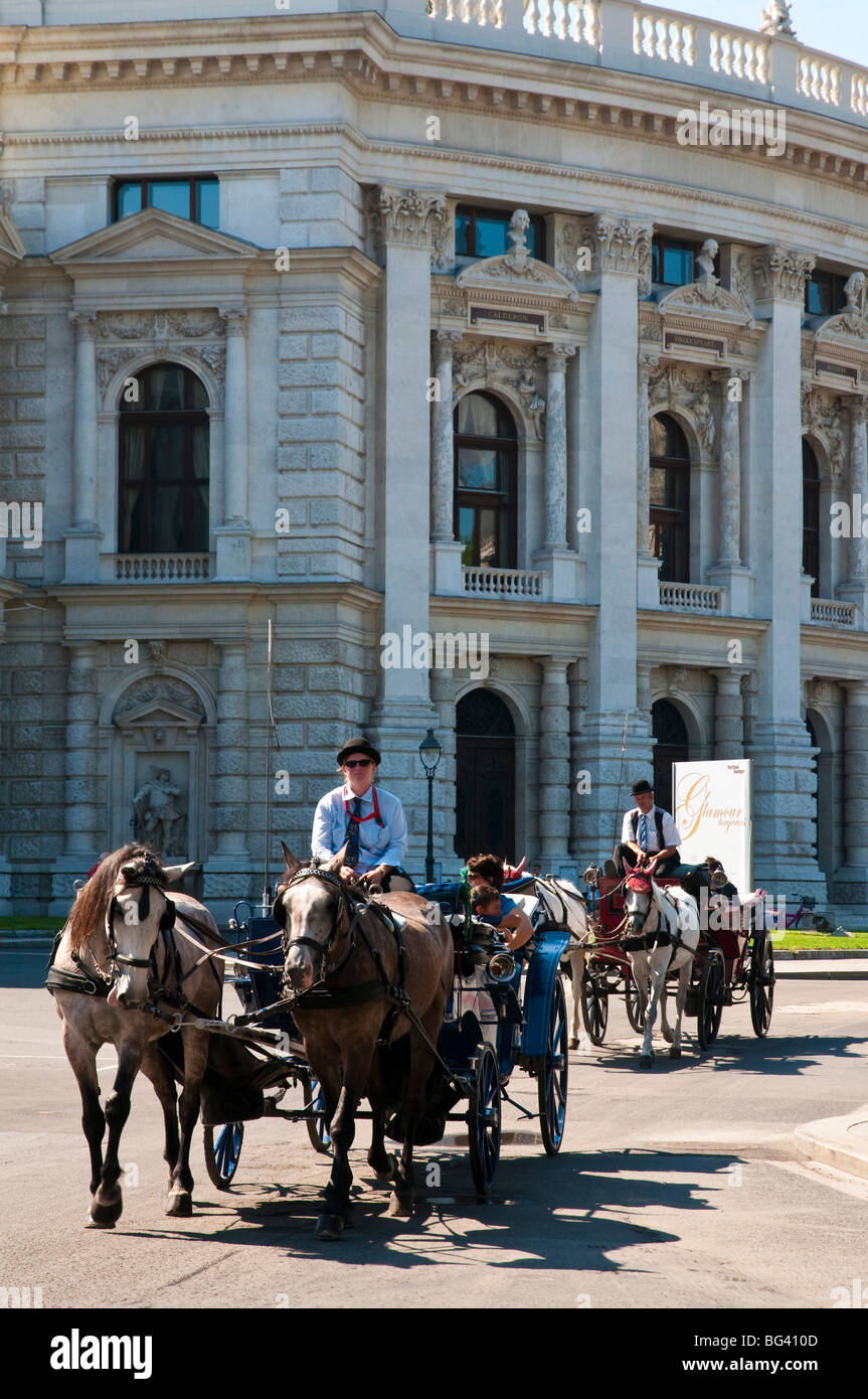 Fiaker, Burgtheater, Ringstraße, Wien, Österreich | fiaker, Burgtheater, Périphérique, Vienne, Autriche Banque D'Images