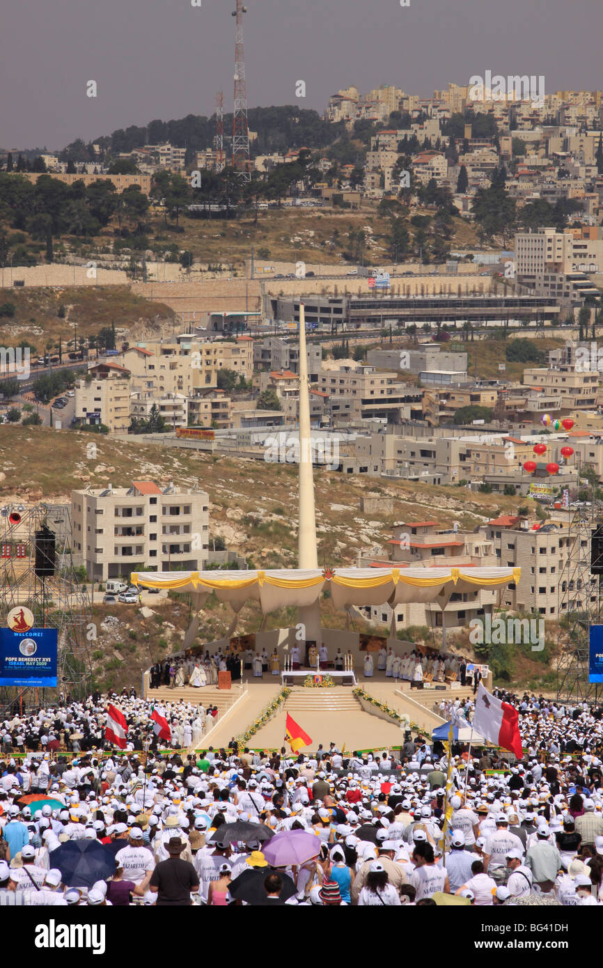 Israël, la Galilée, la Messe Pontificale célébrée par Sa Sainteté le Pape Benoît XVI sur le Mont du Précipice à Nazareth Banque D'Images