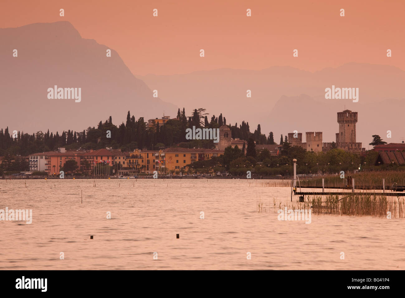 L'Italie, Lombardie, Lake District, le lac de Garde Sirmione, vue sur la ville Banque D'Images