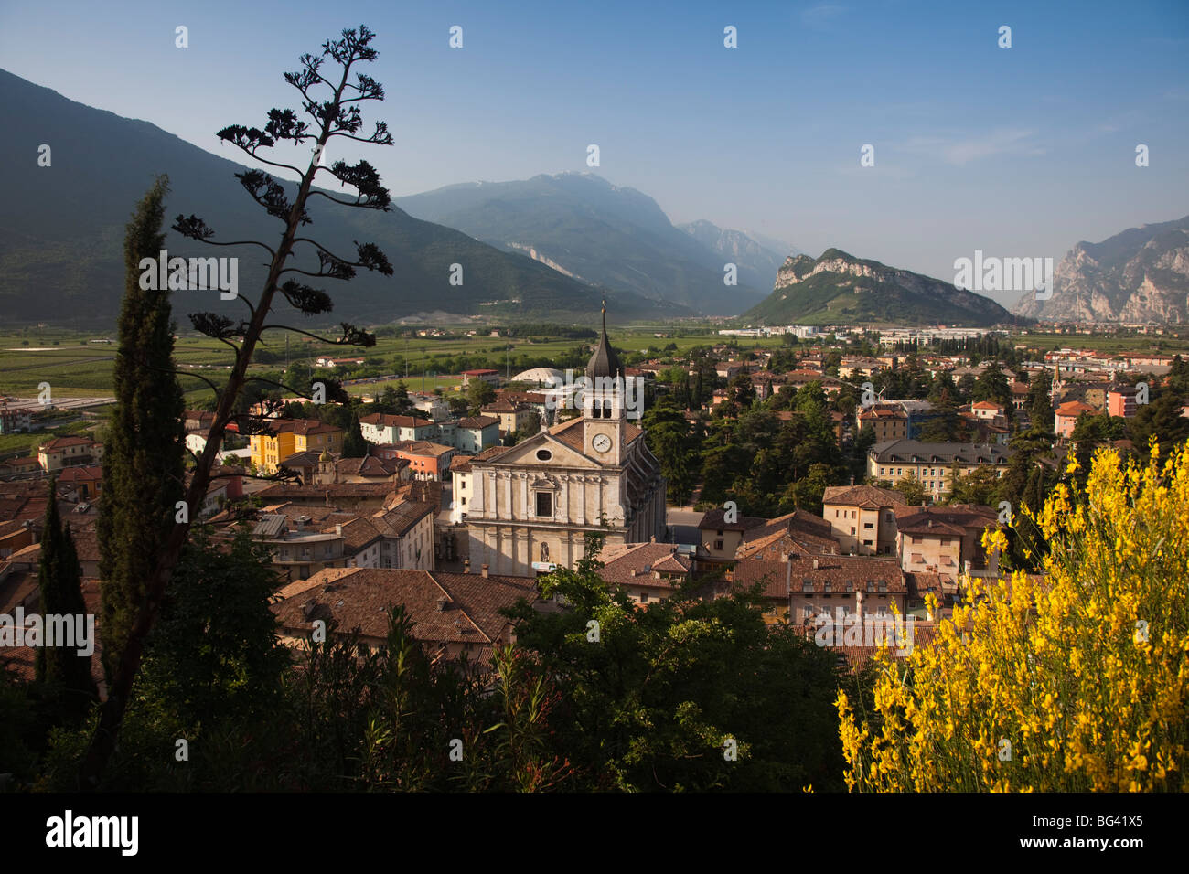 L'Italie, Trentin-Haut-Adige, Lake District, le lac de Garde, Arco, Collegiata church Banque D'Images