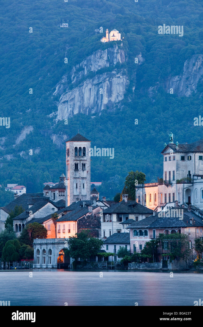 L'Italie, le Piémont, Le Lac d'Orta, Orta San Giulio, Isola San Giulio île avec sanctuaire Madonna del Sasso Banque D'Images