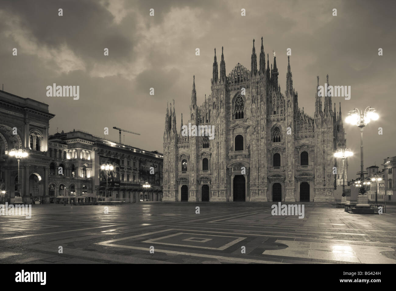 L'Italie, Lombardie, Milan, Piazza del Duomo, Duomo, la cathédrale, l'aube Banque D'Images