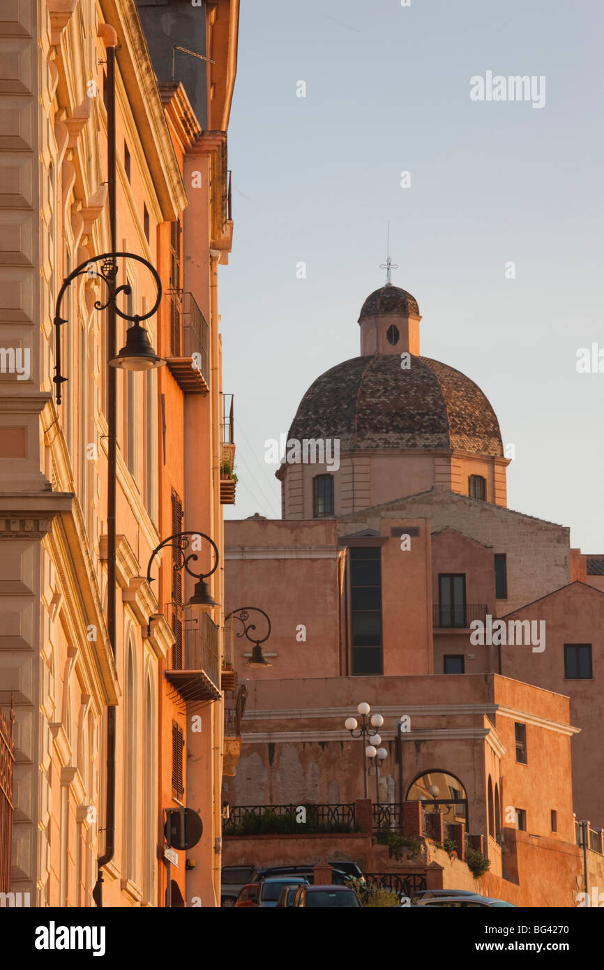 Italie, Sardaigne, Cagliari, Castello Il vieille ville, remparts de la ville et cathédrale de Santa Maria de Bastione San Remy, Dawn Banque D'Images